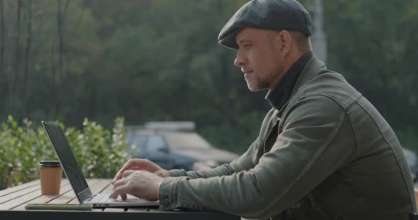 Вид Сбоку Мотивированного Бизнесмена Работающего Ноутбуком Печатающего Открытом Воздухе Кафе — стоковое видео