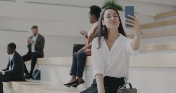 Radostná Dáma Dělá Line Videohovor Těší Virtuální Setkání Sedí Schodech — Stock video