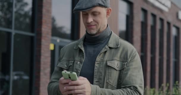 Porträt Eines Fröhlichen Jungen Mannes Der Smartphone Touchscreen Benutzt Und — Stockvideo