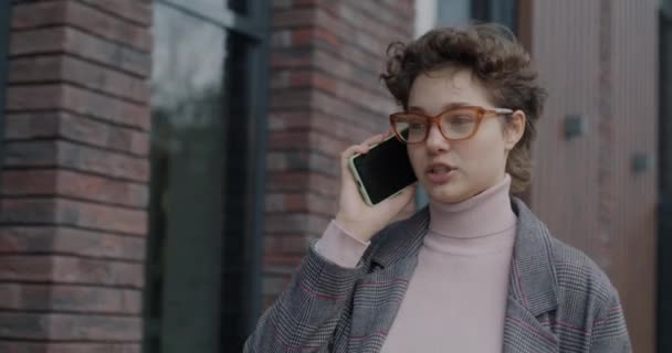 Ung Affärskvinna Talar Mobiltelefon Och Promenader City Street Koncentrerade Sig — Stockvideo
