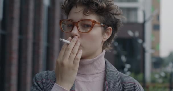 Mouvement Lent Femme Affaires Confiante Fumant Cigarette Regardant Caméra Debout — Video