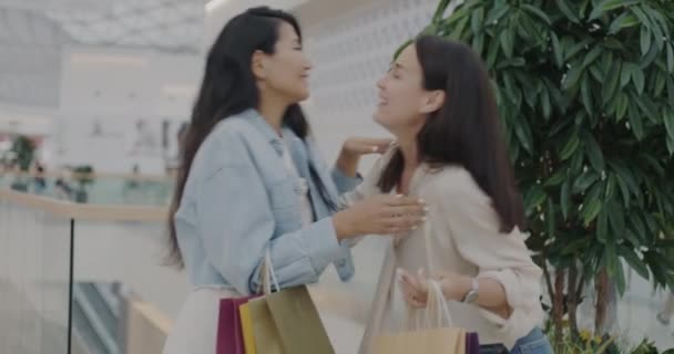 Mujeres Alegres Que Reúnen Centro Comercial Abrazándose Hablando Mostrando Compras — Vídeos de Stock