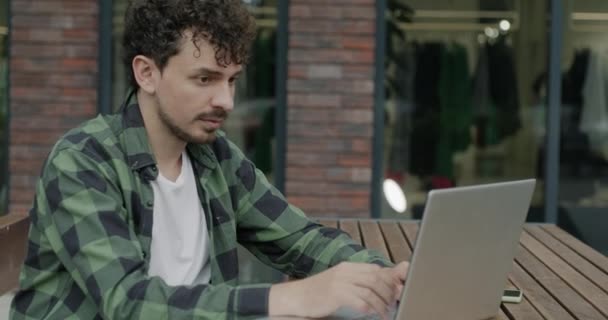 Úspěšný Blízkovýchodní Freelancer Pracující Notebookem Psaní Zaneprázdněn Line Komunikací Pouliční — Stock video