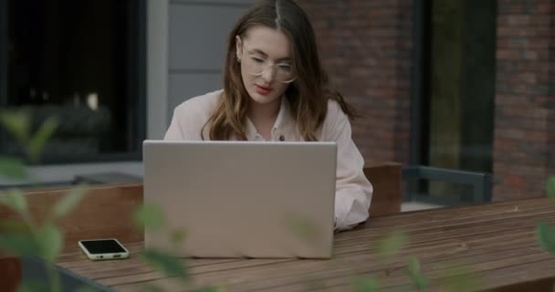 Női Diák Dolgozik Laptop Számítógép Gépelés Összpontosított Online Oktatás Utcai — Stock videók