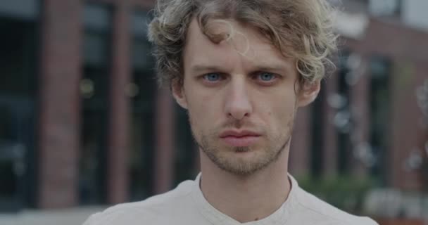 Detailní Portrét Pohledného Mladého Muže Blonďatými Vlasy Modrýma Očima Hledícího — Stock video