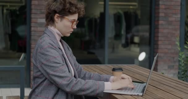Jonge Zakenvrouw Werkt Met Laptop Computer Typen Het Drinken Van — Stockvideo