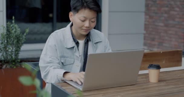 Zpomalený Pohyb Mladého Asijského Muže Volné Noze Který Pracuje Laptopem — Stock video