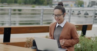 Başarılı bir Orta Doğulu iş kadını online video görüşmesi sırasında ortağına kulaklık ve laptopla konuşuyor. Girişimciler ve iletişim konsepti.