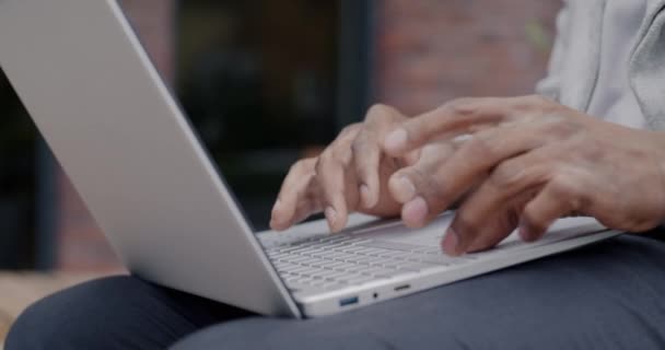 Κοντινό Πλάνο Των Αρσενικών Χεριών Δακτυλογράφηση Φορητό Υπολογιστή Ενώ Επιχειρηματίας — Αρχείο Βίντεο