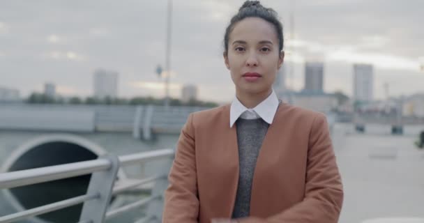 Langsom Bevægelse Portræt Selvsikker Mellemøstlige Business Dame Folde Hænder Stående – Stock-video