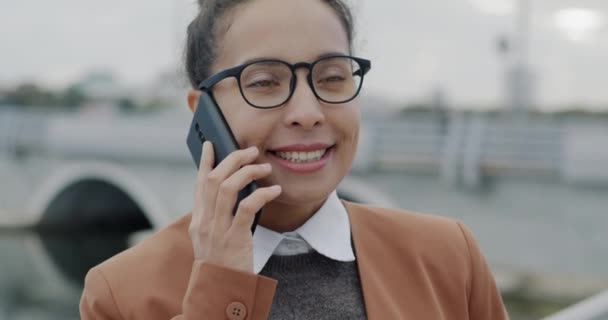站在市中心用手机笑着谈论生意的快乐的中东女人的画像 商界人士与专业沟通概念 — 图库视频影像
