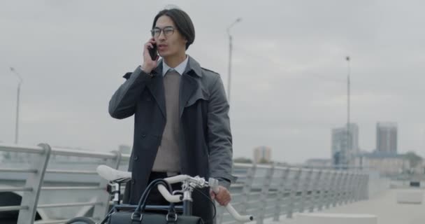 Azjatycki Przedsiębiorca Rozmawiający Przez Telefon Komórkowy Koncentrował Się Rozmowach Stojących — Wideo stockowe