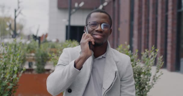 Cheerful African American Entrepreneur Speaking Mobile Phone Sitting Office Building — Stock Video