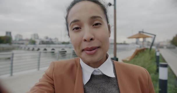 Портрет Веселой Женщины Делающей Онлайн Видеозвонок Открытом Воздухе Обсуждающей Бизнес — стоковое видео