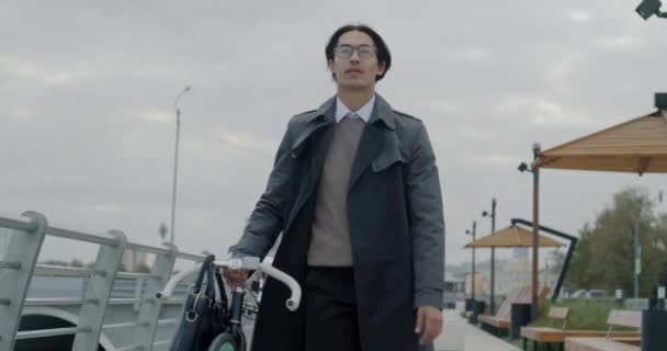 Şehir Caddesinde Bisiklet Çantayla Yürüyen Asyalı Işadamlarının Yavaş Çekimleri Kentsel — Stok video