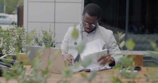 Homme Affaires Afro Américain Travaillant Avec Des Documents Utilisant Ordinateur — Video