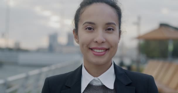 Portret Pogodnej Bizneswoman Bliskiego Wschodu Uśmiechniętej Patrzącej Kamerę Rozmazanym Tle — Wideo stockowe