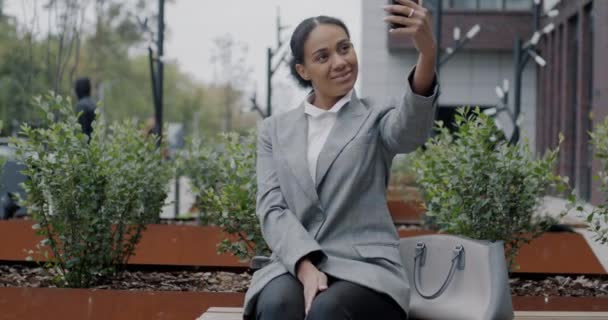 Медленное Движение Афроамериканской Предпринимательницы Делающей Селфи Смартфоном Позирующей Улице Городе — стоковое видео