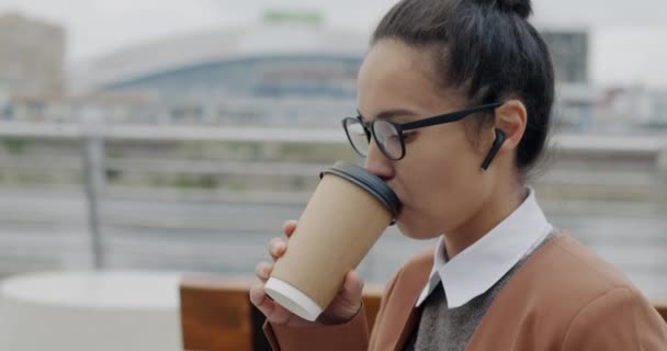 Lehajtható Portré Egy Üzletasszonyról Aki Iszik Elviszi Kávét Zenét Hallgat — Stock videók