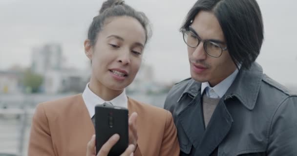 Femme Affaires Moyen Orient Montrant Écran Smartphone Homme Asiatique Partenaire — Video