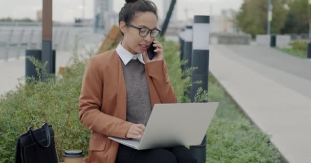 Közel Keleti Vállalkozó Beszél Ügyfél Mobiltelefon Dolgozik Laptop Város Központjában — Stock videók