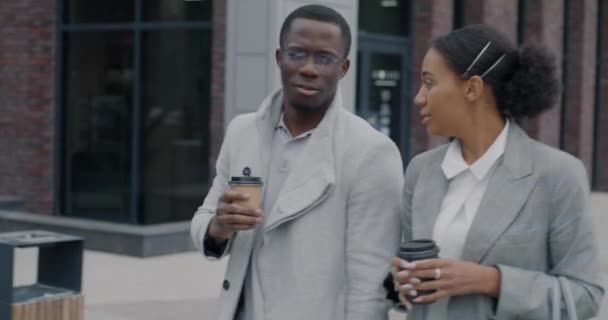 Afroamerykanski Biznesmen Koleżanki Chodzacy Ulicach Miasta Pija Kawe Rozmawiaja Nowoczesny — Wideo stockowe