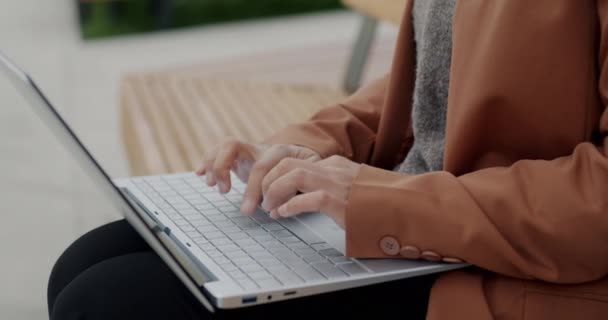 Κοντινό Πλάνο Των Γυναικείων Χεριών Δακτυλογράφηση Φορητό Υπολογιστή Ενώ Επιχειρηματίας — Αρχείο Βίντεο