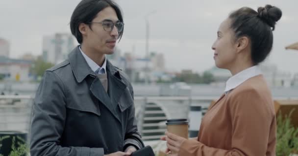 Dva Podnikatelé Asijský Muž Žena Blízkého Východu Mluví Drží Kávy — Stock video