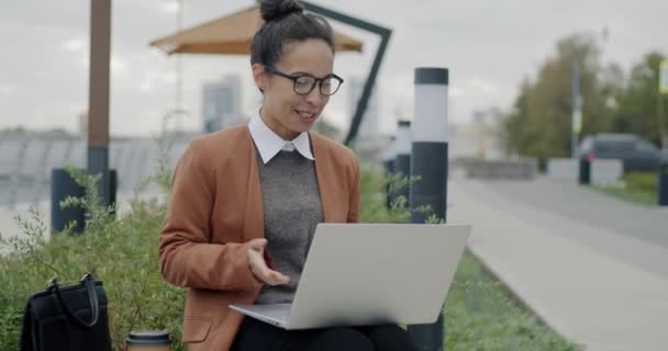 Близькосхідний Підприємець Робить Онлайн Відеодзвінки Ноутбуком Розмовляючи Жестикулюючи Обговорюючи Роботу — стокове відео