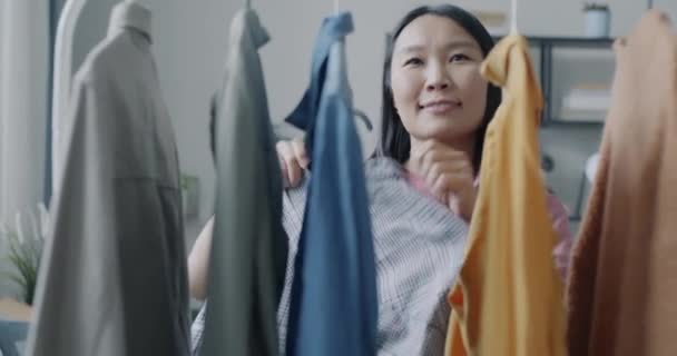 Wanita Asia Yang Cantik Tergantung Gaya Pakaian Gantungan Melihat Koleksi — Stok Video
