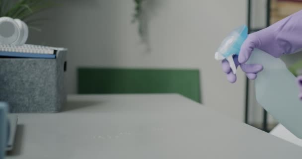 Großaufnahme Weiblicher Hände Gummihandschuhen Die Den Schreibtisch Desinfizieren Reinigungsmittel Sprühen — Stockvideo