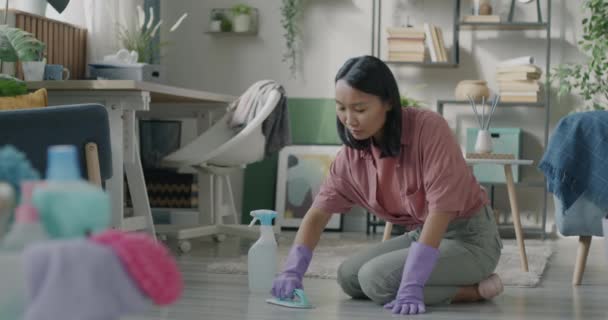 Mulher Asiática Exausta Esfregando Chão Sentindo Cansado Usando Detergente Spray — Vídeo de Stock