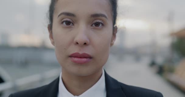 Zbliżenie Portret Ambitnej Bizneswoman Bliskiego Wschodu Patrząc Aparat Fotograficzny Poważną — Wideo stockowe