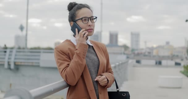 Portret Dwurasowego Biznesmena Stojącego Mieście Nabrzeżu Rzeki Rozmawiającego Przez Telefon — Wideo stockowe