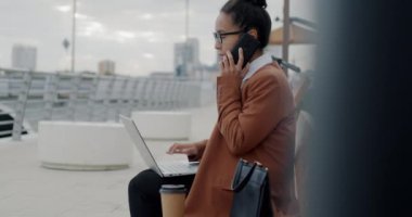Hırslı bir Orta Doğulu girişimci dizüstü bilgisayarla çalışıyor ve şehir dışında cep telefonuyla konuşuyor. Profesyonel iletişim ve iş görüşmeleri.