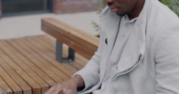 Afro Amerikaanse Ondernemer Werkt Online Met Behulp Van Laptop Buiten — Stockvideo