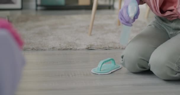 Close Tangan Perempuan Dalam Sarung Tangan Karet Menyemprotkan Sabun Lantai — Stok Video