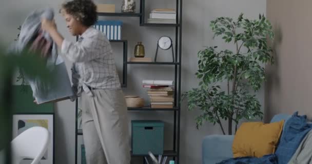 Femme Afro Américaine Insouciante Nettoyage Maison Tri Des Choses Mettre — Video