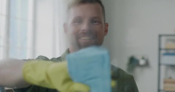 Retrato Del Hombre Lavando Ventana Rociando Detergente Sobre Vidrio Limpiando — Vídeos de Stock
