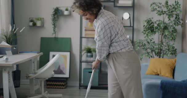 Tilt Portrait Cheerful African American Woman Washing Floor Modern Mop — Stock Video