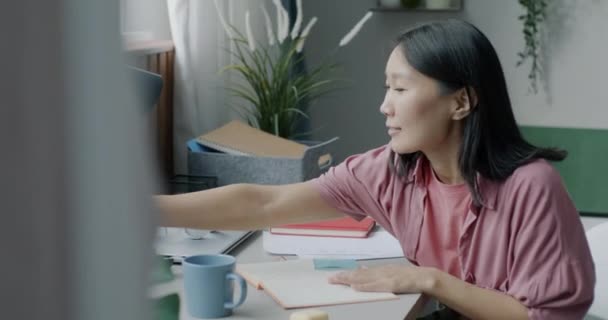 Güzel Asyalı Kadın Temizlik Masası Kağıtları Kırtasiye Malzemelerini Temizlemeye Odaklıyor — Stok video