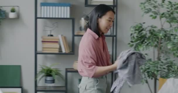 Gai Asiatique Ménagère Cueillette Sale Vêtements Nettoyage Désordonné Appartement Portant — Video