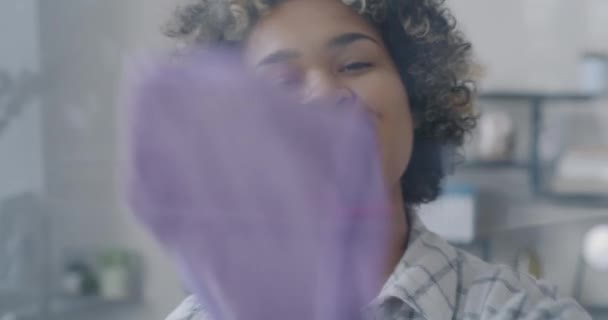 Крупним Планом Портрет Веселих Афроамериканських Дівчат Які Миють Вікно Протираючи — стокове відео