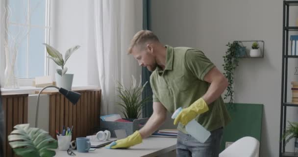 Jovem Pulverizando Detergente Móveis Limpeza Mesa Madeira Focada Tarefas Domésticas — Vídeo de Stock