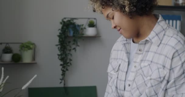 Genç Afro Amerikan Ofis Çalışanının Yakın Plan Portresi Yerinde Temizlik — Stok video