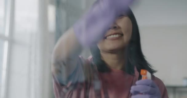 Portret Van Gelukkige Aziatische Vrouw Schoonmaken Venster Met Spray Doek — Stockvideo