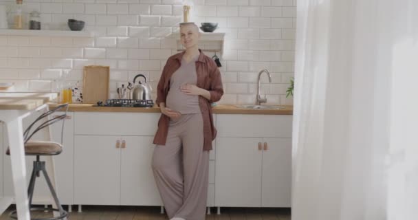 Lassú Mozgás Portré Gyönyörű Terhes Elegáns Anyaság Viselet Áll Konyhában — Stock videók
