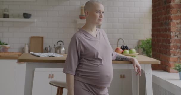 Portret Mișcare Lentă Femeii Însărcinate Care Stă Bucătărie Întorcându Cameră — Videoclip de stoc