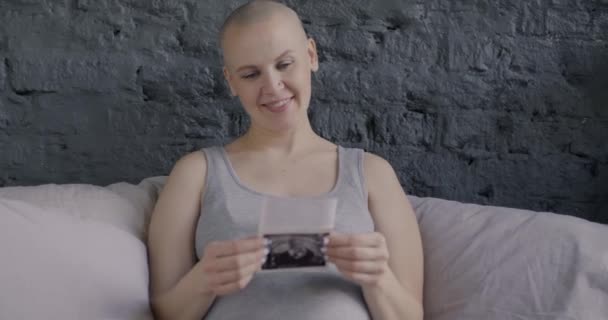 Αργή Κίνηση Πορτρέτο Του Ευτυχισμένη Έγκυος Γυναίκα Βλέποντας Εικόνες Υπερηχογράφημα — Αρχείο Βίντεο
