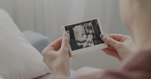 Zbliżenie Żeńskich Dłoni Trzymających Ultradźwiękowy Obraz Nienarodzonego Dziecka Podczas Gdy — Wideo stockowe